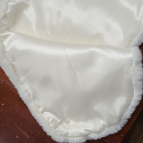 Faux fur shawl - Picture 5 of 5